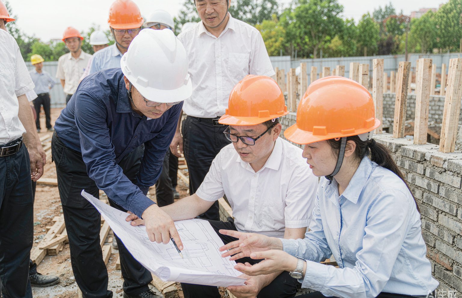 海南猎邦建工施工管理团队在项目现场核对图纸
